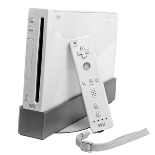 Nintendo Wii White Console w/2 Controllers, 2 Nunchucks, & Wii Classic Controller (w/Wii Sports)